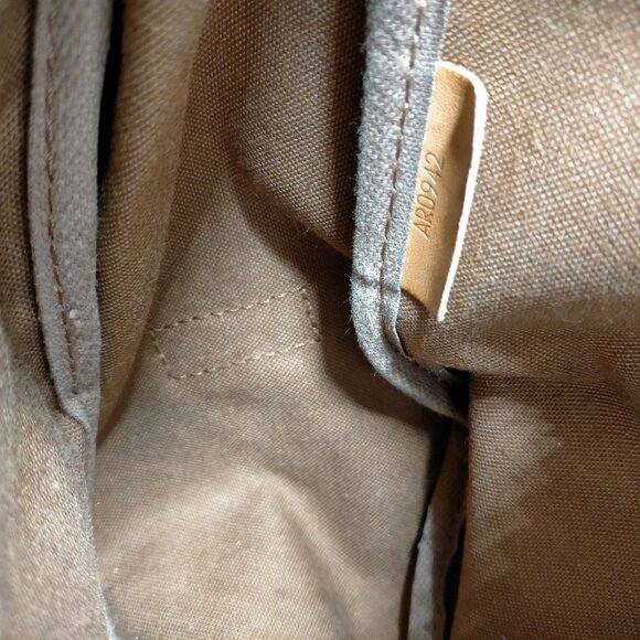 Authentic Louis Vuitton Saumur 35 Brown Monogram Crossbody Bag mon663-110925 - Picture 16 of 16